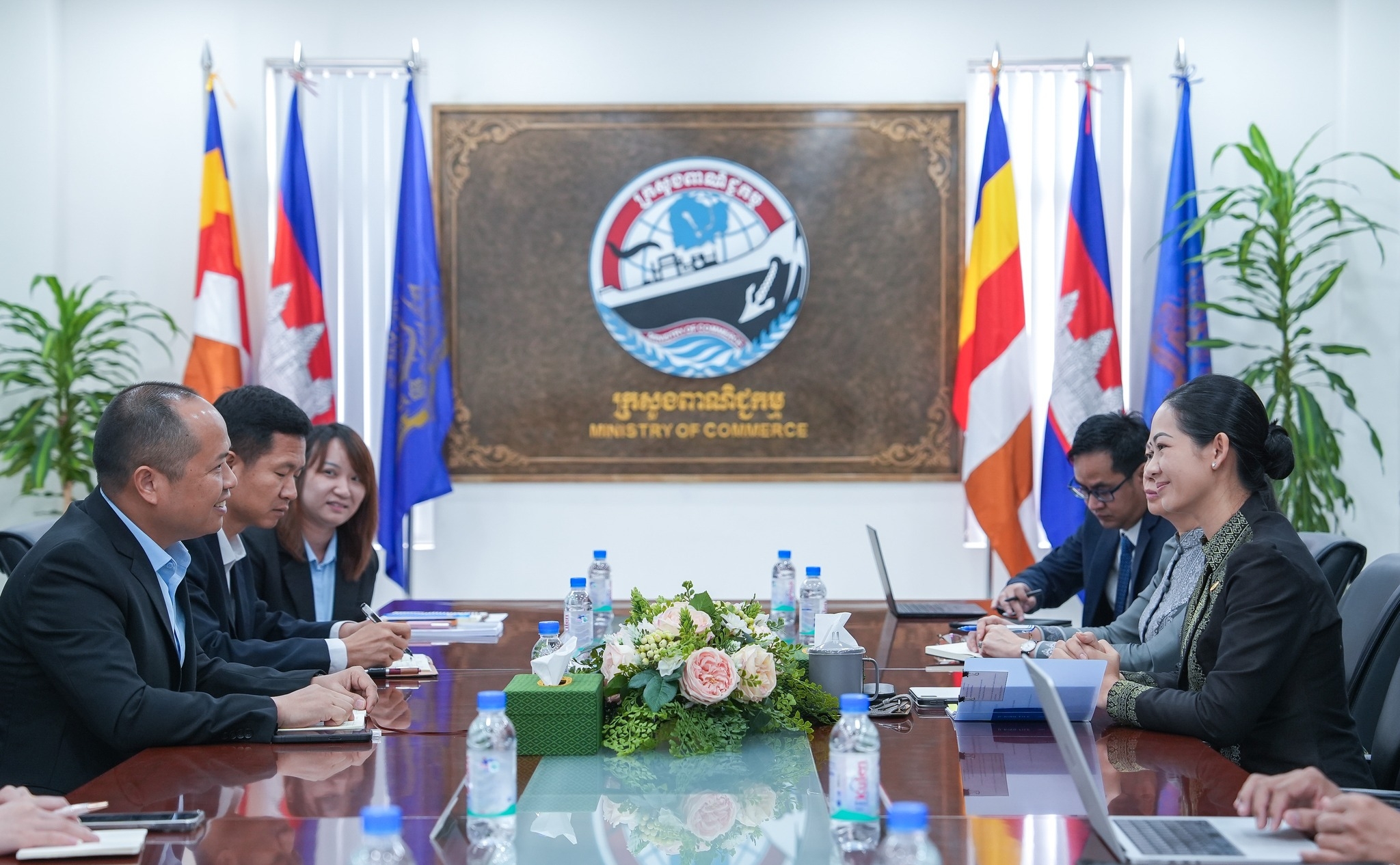 លោកជំទាវ ចម និម្មល រដ្ឋមន្ត្រីក្រសួងពាណិជ្ជកម្មបានទទួលជួបសម្តែងការគួរសមជាមួយលោក Luo Kevin