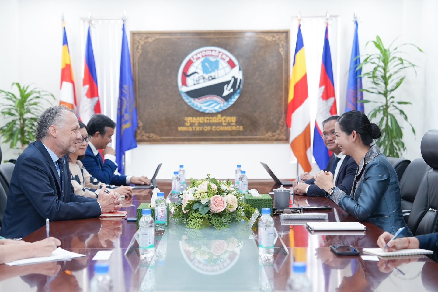 លោកជំទាវ ចម និម្មល រដ្ឋមន្ត្រីក្រសួងពាណិជ្ជកម្ម បានទទួលជួបសម្តែងការគួរសមជាមួយលោក Joseph Scheuer អ្នកសម្របសម្រួលអង្គការសហប្រជាជាតិប្រចាំព្រះរាជាណាចក្រកម្ពុជា និងតំណាងបីរូបផ្សេងទៀត 