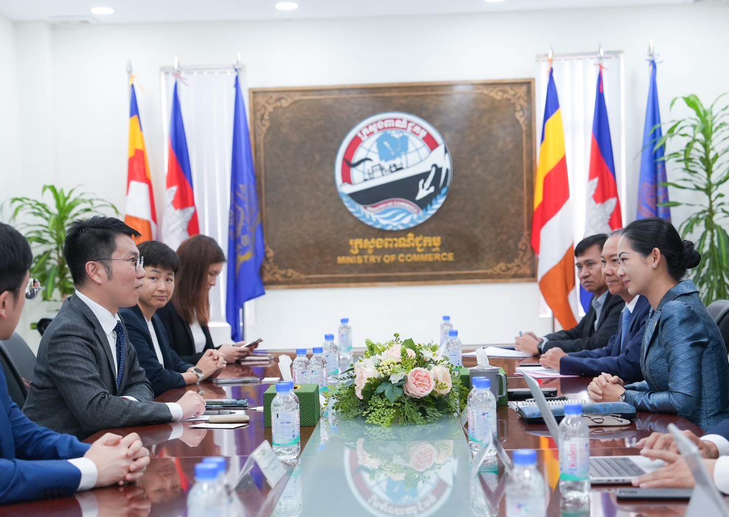 លោកជំទាវ ចម និម្មល រដ្ឋមន្ត្រីក្រសួងពាណិជ្ជកម្ម បានអនុញ្ញាតជូនលោក Parson Lam នាយកការិយាល័យសេដ្ឋកិច្ច និងពាណិជ្ជកម្មហុងកុងនៅទីក្រុងបាងកក