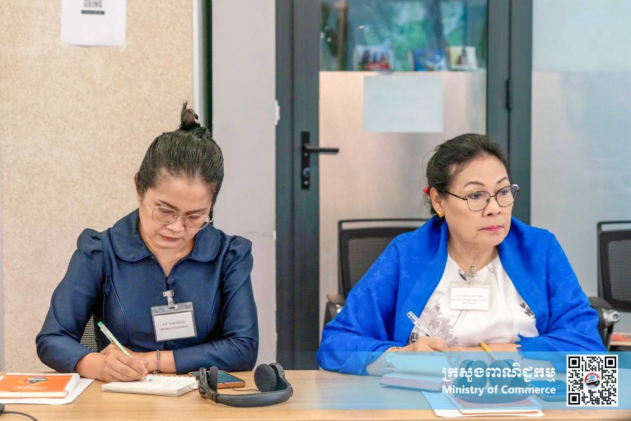 លោកជំទាវ គង់ សិទ្ធិកា អនុរដ្ឋលេខាធិការក្រសួងពាណិជ្ជកម្ម បានអញ្ជើញចូលរួមកិច្ចប្រជុំចាប់ផ្តើមគម្រោង “លើកកម្ពស់សមភាពយេនឌ័រ និងការឆ្លើយតបនឹងថែទាំមិនមានកម្រៃ” (Accelerating Gender Equality Through Care-responsiveness - AGENT-Care)  នៅការិយាល័យនៃអង្គការអុកស្វាម