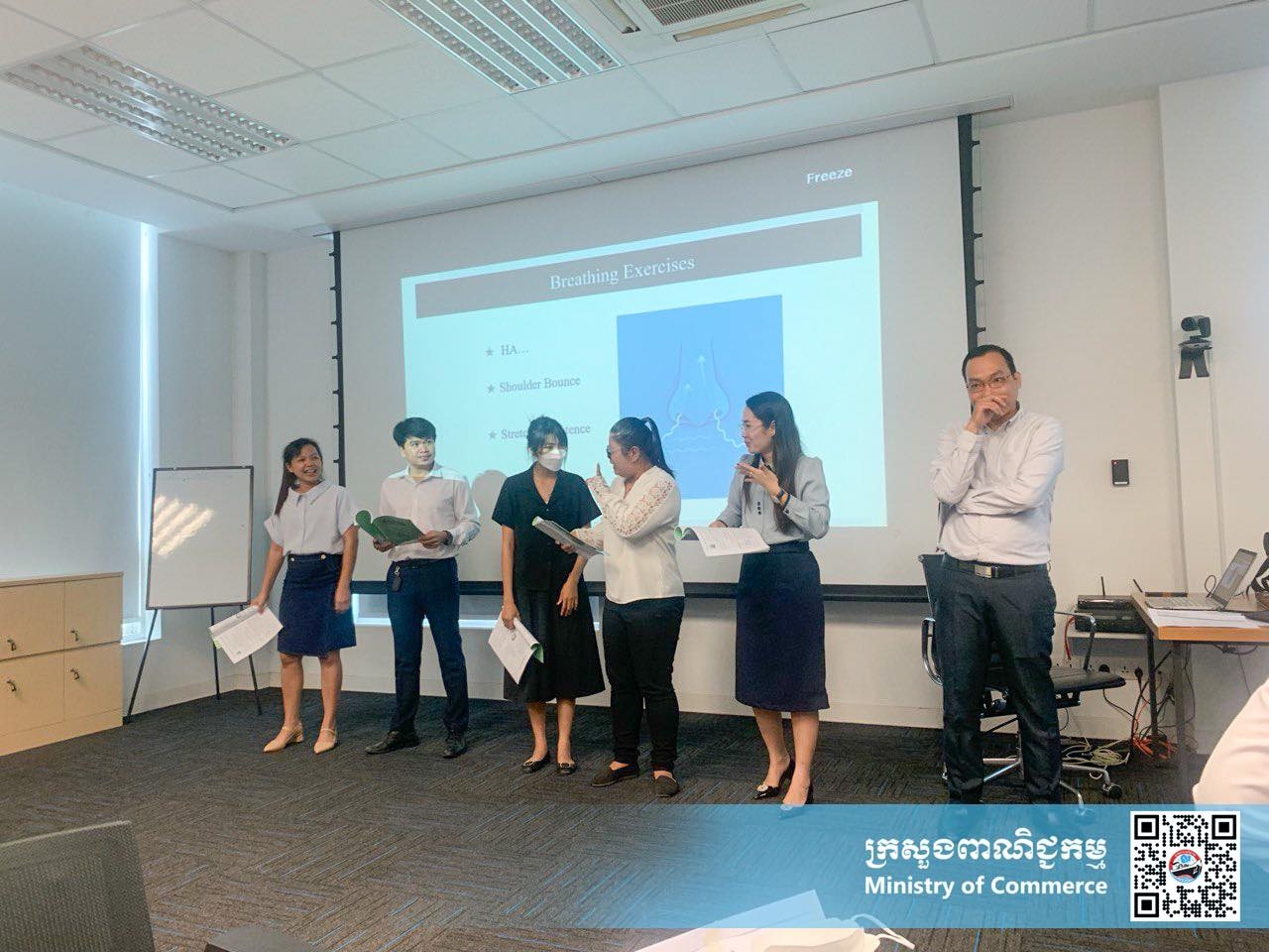 ពិធីបើកវគ្គបណ្តុះបណ្តាលជំនាញស្តីពី "ការសរសេរសុន្ទរកថា និងការធ្វើបទបង្ហាញសាធារណៈ" ជាភាសាអង់គ្លេស ជូនថ្នាក់ដឹកនាំ និងមន្រ្តីរាជការក្រសួងពាណិជ្ជកម្ម