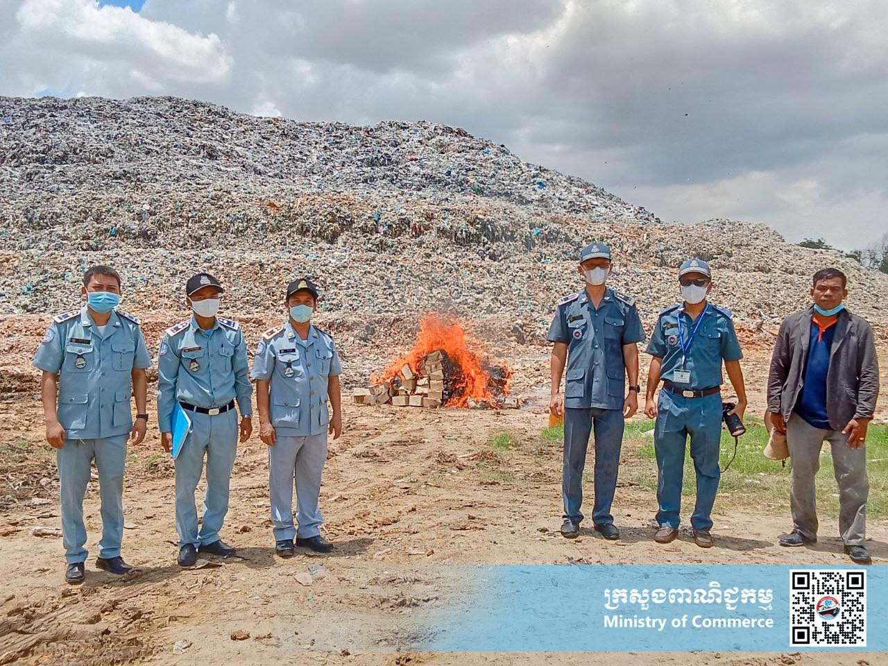 មន្ត្រីជំនាញសាខា ក.ប.ប. រាជធានីភ្នំពេញ សហការជាមួយមន្ត្រីពាក់ព័ន្ធ ដុតកម្ទេចសាច់បង្កកដែលជាទំនិញហាមឃាត់នាំចូលប្រមាណជាង ២តោន