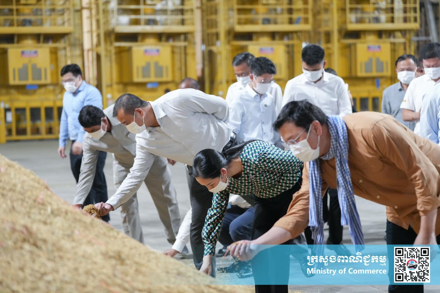 លោកជំទាវ ចម និម្មល រដ្ឋមន្រ្តីក្រសួងពាណិជ្ជកម្ម រួមជាមួយ ឯកឧត្តម ឌិត ទីណា រដ្ឋមន្រ្តីក្រសួងកសិកម្ម រុក្ខាប្រម៉ាញ់ និងនេសាទ និង ឯកឧត្តម ហែម វណ្ណឌី រដ្ឋមន្រ្តីក្រសួងឧស្សាហកម្ម បច្ចេកវិទ្យា និងនវានុវត្តន៍ អញ្ជើញធ្វើទស្សនកិច្ចដោយផ្ទាល់នៅរោងម៉ាស៊ីនកិនស្រូវរោងម៉ាស៊ីនកិនស្រូវ ព្រីម្លិះ ខបភើរេសិន