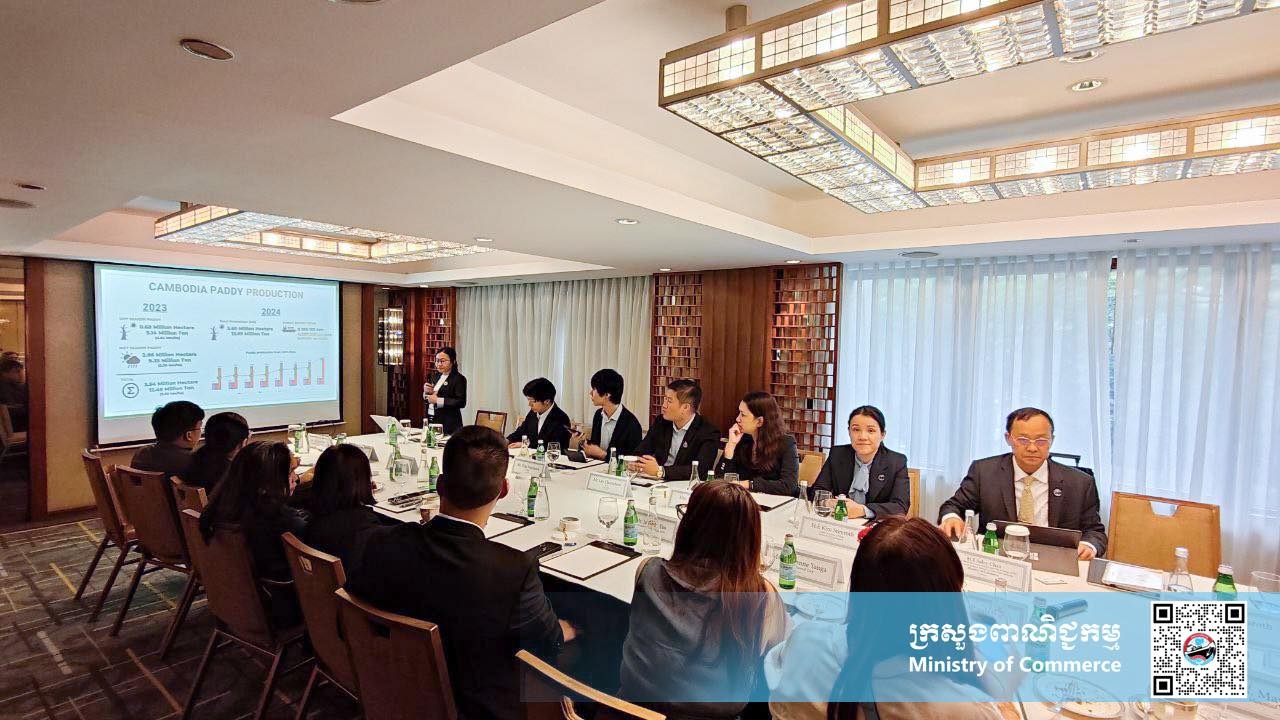 លោកជំទាវ គឹម ស្រីរ័ត្ន អនុរដ្ឋលេខាធិការក្រសួងពាណិជ្ជកម្ម និង ឯកឧត្តម ចាន់ សុខទី ប្រតិភូរាជរដ្ឋាភិបាលកម្ពុជាទទួលបន្ទុកជាប្រធានអគ្គនាយកក្រុមហ៊ុន ហ្គ្រីន ត្រេដ បានដឹកនាំគណៈប្រតិភូកម្ពុជា រួមទាំងតំណាងមកពីសហព័ន្ធស្រូវអង្ករកម្ពុជា ចូលរួមកម្មវិធីផ្គូផ្គងទីផ្សារនៃវិស័យស្រូវអង្ករ កម្ពុជា-ហ្វីលីពីន នៅសណ្ឋាគារ The Peninsula ទីក្រុងម៉ានីល ប្រទេសហ្វីលីពីន