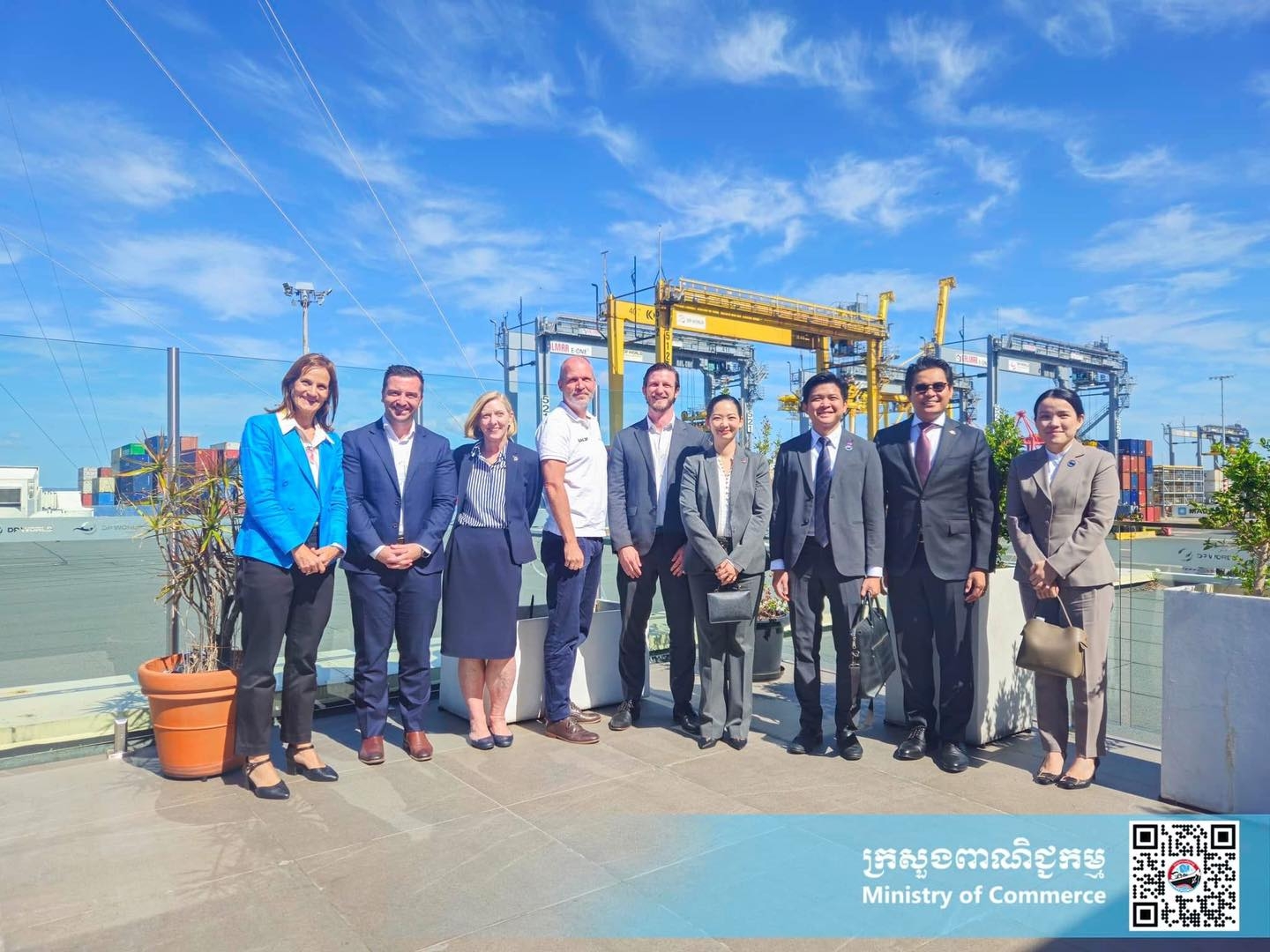 លោកជំទាវ ចម និម្មល រដ្ឋមន្រ្តីក្រសួងពាណិជ្ជកម្ម បានអញ្ជើញទៅបំពេញទស្សនកិច្ចនៅកំពង់ផែ Botany ដែលជាកំពង់ផែធំបំផុតមួយរបស់ប្រទេសអូស្រ្តាលី។ ក្នុងឱកាសនោះ លោកជំទាវរដ្ឋមន្រ្តី ក៏បានជួបពិភាក្សាការងារជាមួយលោក Nicolaj Noes អនុប្រធានជាន់ខ្ពស់របស់ក្រុមហ៊ុន DP World ទទួលបន្ទុកវិស័យធុរកិច្ចក្នុងតំបន់អូសេអានី ដើម្បីសិក្សាស្វែងយល់បន្ថែមពីការគ្រប់គ្រងកំពង់ផែជាពិសេសប្រសិទ្ធិភាពនៃការលើកដាក់ទំនិញ ការដឹកជញ្ជូនទំនិញទៅកាន់គោលដៅជាដើម