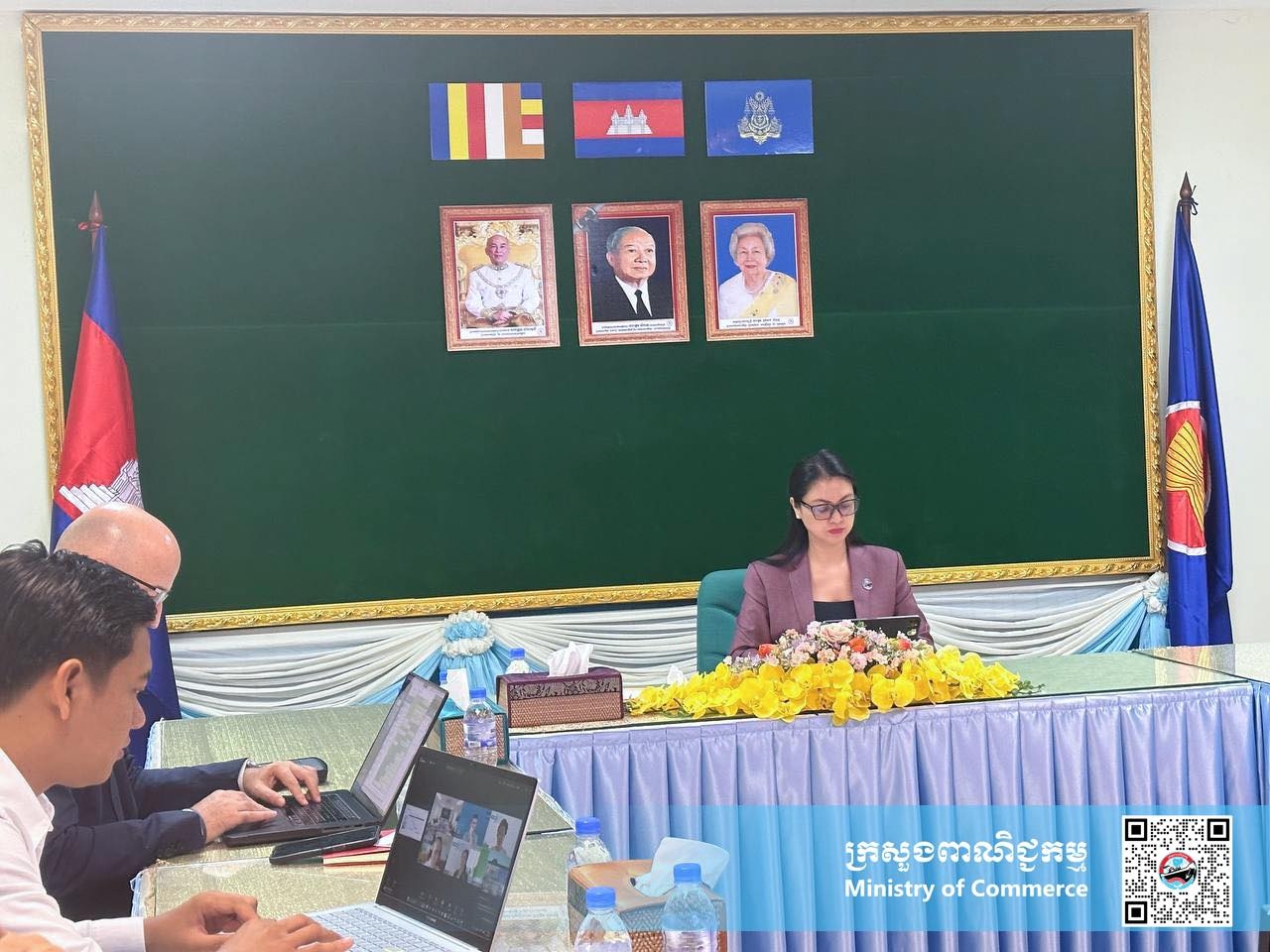 លោកជំទាវ ជា រដ្ឋា រដ្ឋលេខាធិការក្រសួងពាណិជ្ជកម្ម បានទទួលជួបតំណាងធនាគារអភិវឌ្ឍន៍អាស៊ី និង សភាពាណិជ្ជកម្មអន្តរជាតិ ដើម្បីពិភាក្សាអំពីកិច្ចសហប្រតិបត្តិការ និងការគាំទ្រ  ពាក់ព័ន្ធនឹងច្បាប់គំរូរបស់អង្គការសហប្រជាជាតិច្បាប់ស្ដីពីកំណត់ត្រាដែលអាចផ្ទេរបានតាមប្រព័ន្ធអេឡិចត្រូនិក និងការអនុវត្តកម្មវិធីរដ្ឋាភិបាលឌីជីថលកម្ពុជាសម្រាប់គម្រោងរដ្ឋបាលថ្នាក់ក្រោមជាតិ