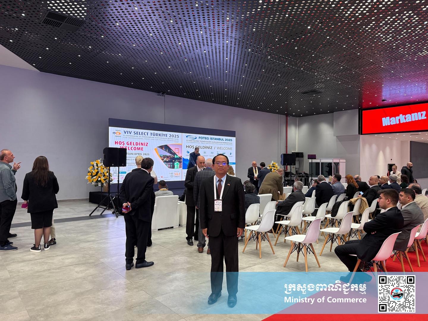 លោក កែវ ប៊ុនថេង អនុព័ន្ធពាណិជ្ជកម្មអមស្ថានឯកអគ្គរាជទូតកម្ពុជាប្រចាំសាធារណរដ្ឋតួកគីយ៉េ បានចូលរួមកម្មវិធីពិព័រណ៍ពាណិជ្ជកម្មអន្តរជាតិលើកទី១៧ ស្តីពីបច្ចេកវិទ្យាកែច្នែម្ហូបអាហារ (17th International Trade Fair for Food Processing Technologies) ដែលប្រារព្ធធ្វើឡើងចាប់ពីថ្ងៃទី២៤-២៦ ខែមេសា ឆ្នាំ២០២៥ នៅមជ្ឈមណ្ឌលពិព័រណ៍ពាណិជ្ជកម្មអ៊ីស្តង់ប៊ុល នាទីក្រុងអ៊ីស្តង់ប៊ុល សាធារណរដ្ឋតួកគីយ៉េ