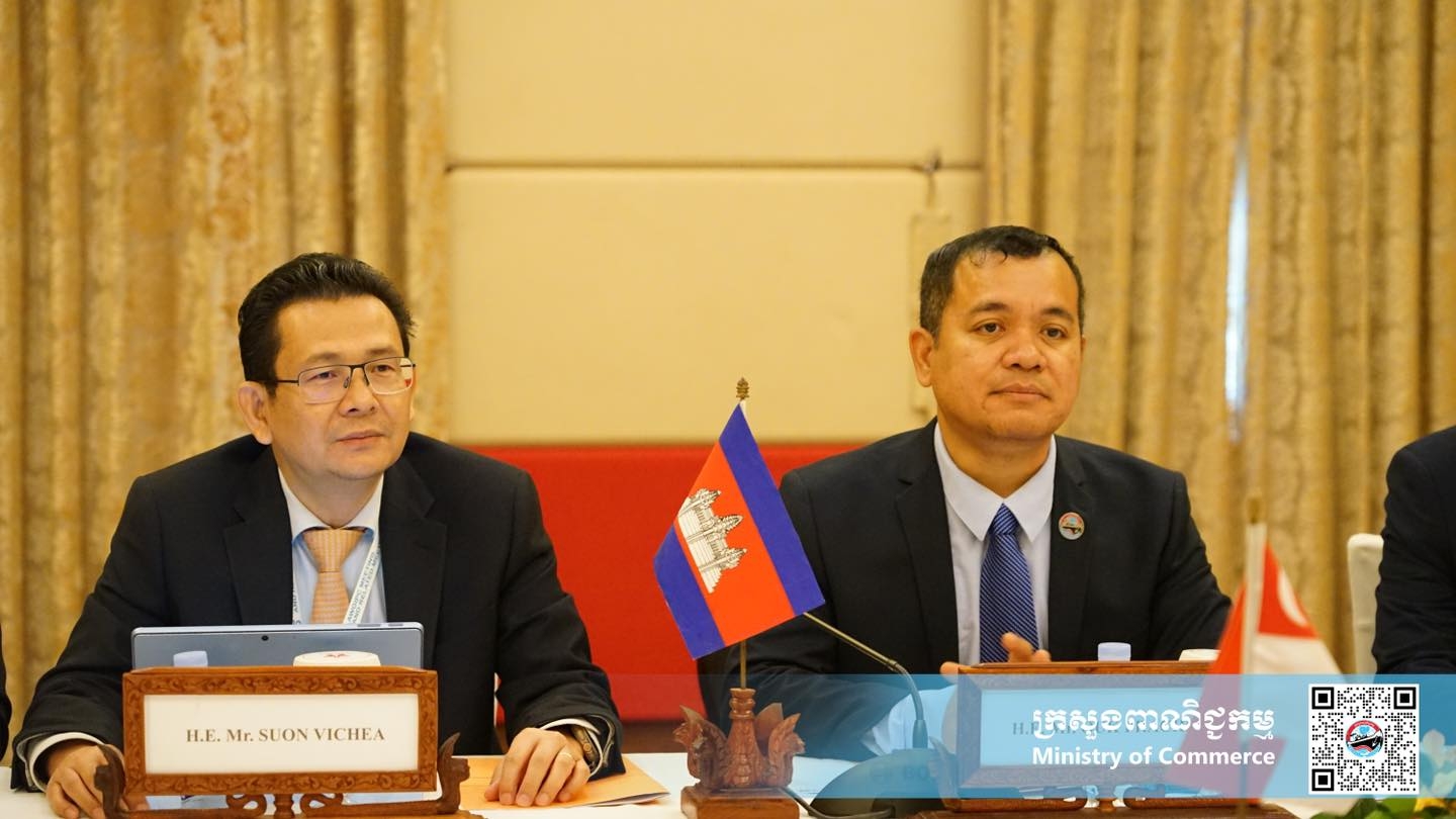  ឯកឧត្តម អ៊ុក ប្រជា រដ្ឋលេខាធិការក្រសួងពាណិជ្ជកម្ម បានទទួលជួបពិភាក្សាការងារកម្មសិទ្ធិបញ្ញាជាមួយ លោក TAN Kong Hwee ប្រធានអង្គភាពកម្មសិទ្ធិបញ្ញាសិង្ហបុរី និងសហការី ព្រមទាំងអញ្ជើញជាអធិបតីក្នុងពិធីចុះអនុស្សរណៈនៃការយោគយល់គ្នា (MoU) រវាងក្រសួងពាណិជ្ជកម្មកម្ពុជា និងតំណាងការិយាល័យកម្មសិទ្ធិបញ្ញាសិង្ហបុរី ផងដែរ