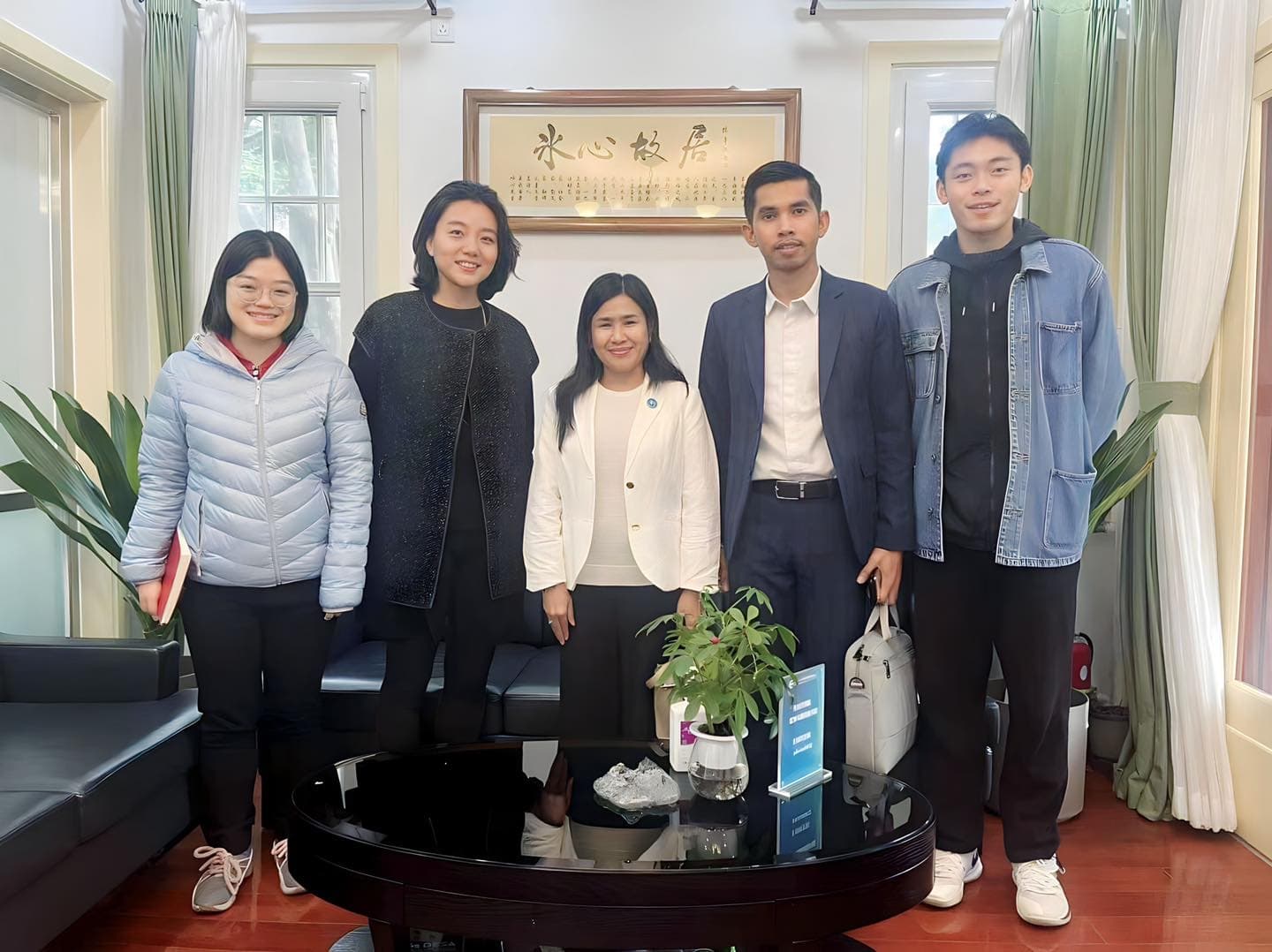 លោកជំទាវ ស្វាយ ណាគ្រី អនុរដ្ឋលេខាធិការក្រសួងពាណិជ្ជកម្ម បានជួបជាមួយលោកស្រី Sissi LIU នាយិកាប្រតិបត្តិនៃមហាវិទ្យាល័យសិក្សាអន្តរជាតិ នៃសាកលវិទ្យាល័យប៉េកាំង ដើម្បីពិភាក្សាកិច្ចសហប្រតិបត្តិការ រវាងសាកលវិទ្យាល័យប៉េកាំង និងវិទ្យាស្ថានបណ្តុះបណ្តាលពាណិជ្ជកម្ម និងស្រាវជ្រាវ នៃក្រសួងពាណិជ្ជកម្ម