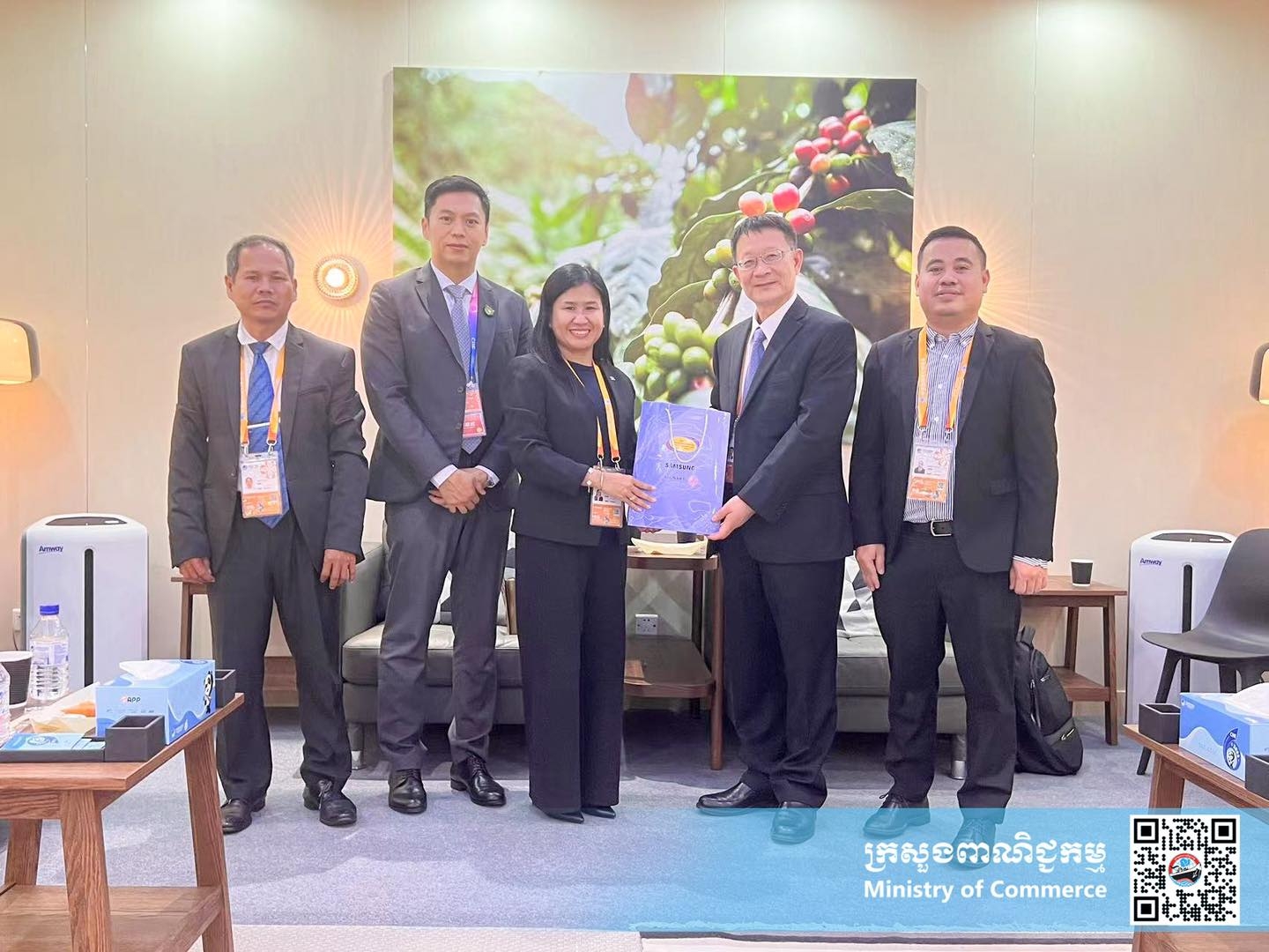 លោកជំទាវ ស្វាយ ណាគ្រី អនុរដ្ឋលេខាធិការ និងឯកឧត្តម ណាំ លីណាល់ អនុរដ្ឋលេខាធិការ ក្រសួងពាណិជ្ជកម្ម រួមជាមួយ លោកអគ្គនាយករងជំរុញពាណិជ្ជកម្ម បានជួបពិភាក្សាការងារជាមួយលោក ឆាវ ឌឺរុង ប្រធានសភាពាណិជ្ជកម្មចិនសម្រាប់ការនាំចេញនាំចូលម្ហូបអាហារ និងសាច់ នៃប្រទេសចិន