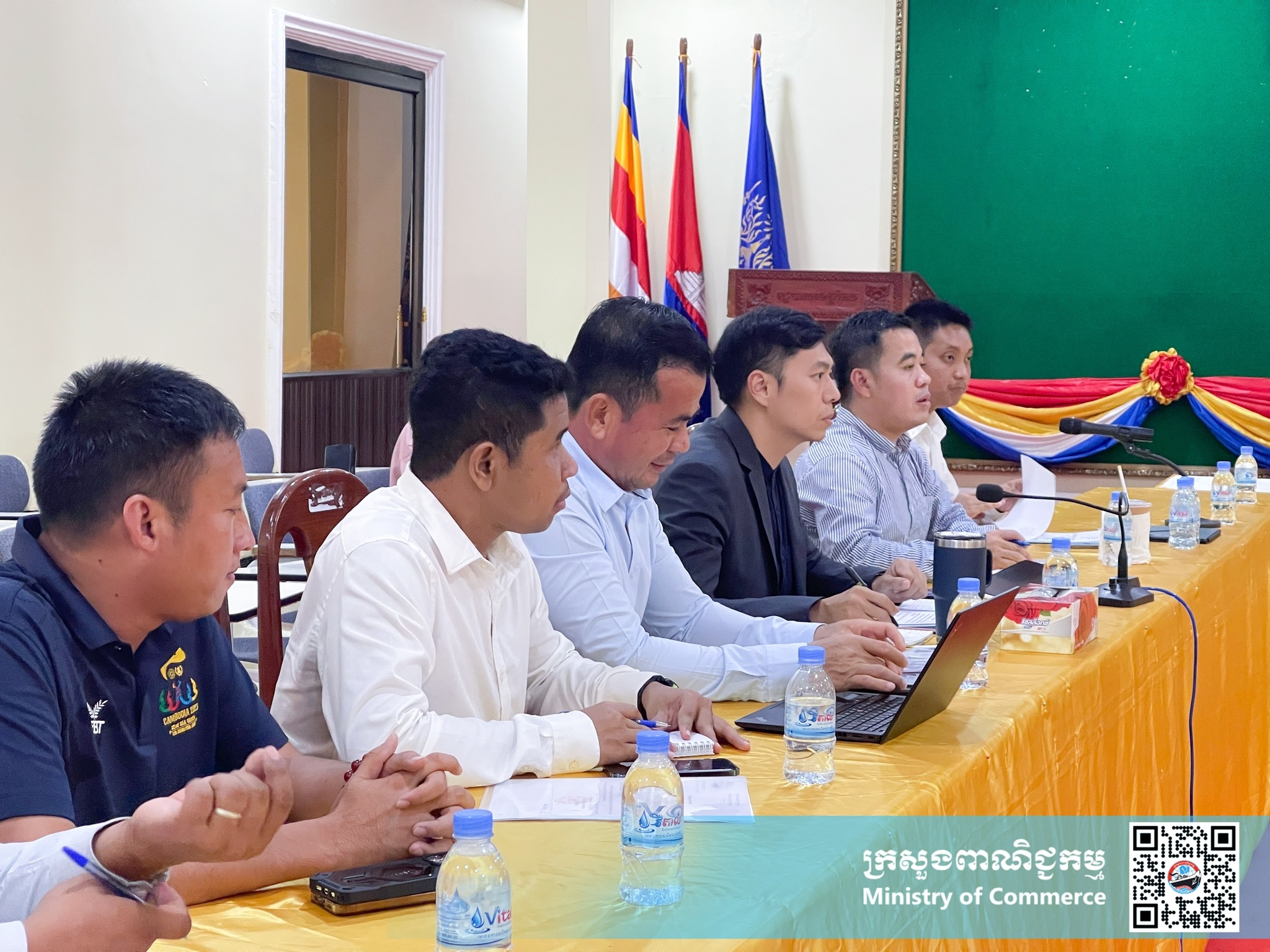 ឯកឧត្តម ណាំ លីណាល់ អនុរដ្ឋលេខាធិការក្រសួងពាណិជ្ជកម្ម បានដឹកនាំមន្រ្តីជំនាញនៃអគ្គនាយកដ្ឋានជំរុញពាណិជ្ជកម្ម ជួបពិភាក្សាការងារជាមួយ លោក ហ៊ូរ មិថុនា អភិបាលរងនៃគណៈអភិបាលខេត្តកែប ដើម្បីតាមដានវឌ្ឍនភាពការងារ និងចុះពិនិត្យវាស់វែងទីតាំង សម្រាប់ត្រៀមរៀបចំពិព័រណ៍ពាណិជ្ជកម្មក្នុងពិធីបុណ្យសមុទ្រ