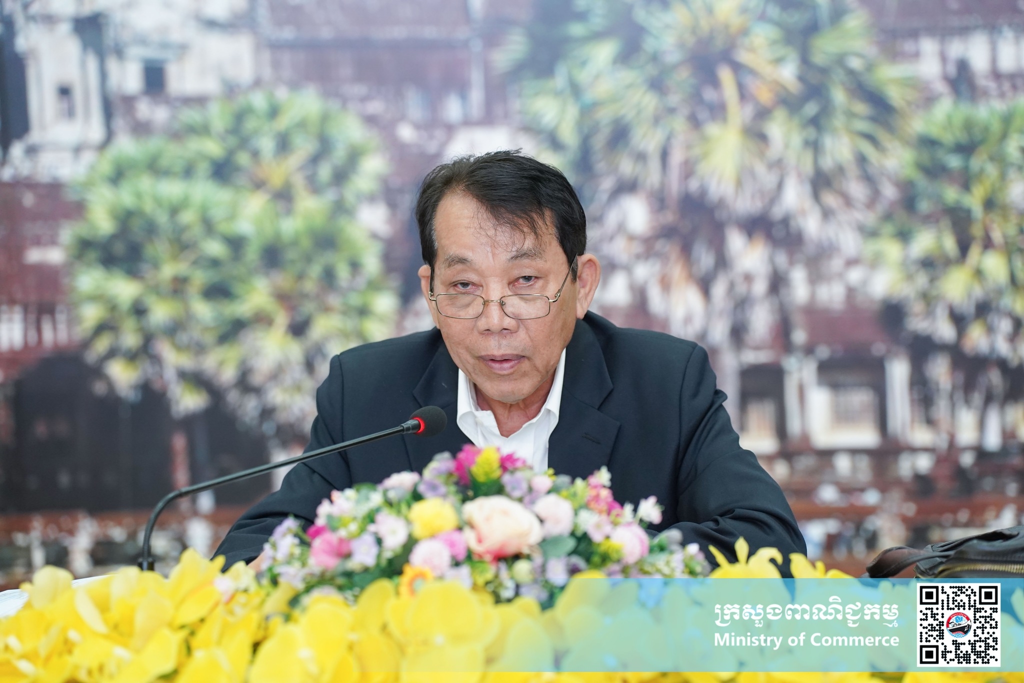 ឯកឧត្តម កឹម ស៊ីថន រដ្ឋមន្ត្រីស្ដីទីក្រសួងពាណិជ្ជកម្ម តំណាងដ៏ខ្ពង់ខ្ពស់របស់ លោកជំទាវ ចម និម្មល រដ្ឋមន្ត្រីក្រសួងពាណិជ្ជកម្ម បានអញ្ជើញដឹកនាំកិច្ចប្រជុំប្រចាំសប្ដាហ៍ ដែលមានវត្តមានចូលរួមពី ឯកឧត្តម លោកជំទាវរដ្ឋលេខាធិការ ឯកឧត្តម លោកជំទាវអនុរដ្ឋលេខាធិការ ឯកឧត្តមអគ្គនាយក លោកជំទាវអគ្គាធិការ លោក-លោកស្រីអគ្គនាយករង លោក-លោកស្រីអគ្គាធិការរង លោកប្រធាននាយកដ្ឋាន-វិទ្យាស្ថាន លោក-លោកស្រីអនុប្រធាននាយកដ្ឋាន-វិទ្យាស្ថាន លោក-លោកស្រីប្រធាន និងអនុប្រធានមន្ទីរ និងសាខា ក.ប.ប. រាជធានី-ខេត្តទាំងអស់ចំណុះឱ្យក្រសួងពាណិជ្ជកម្មផងដែរ