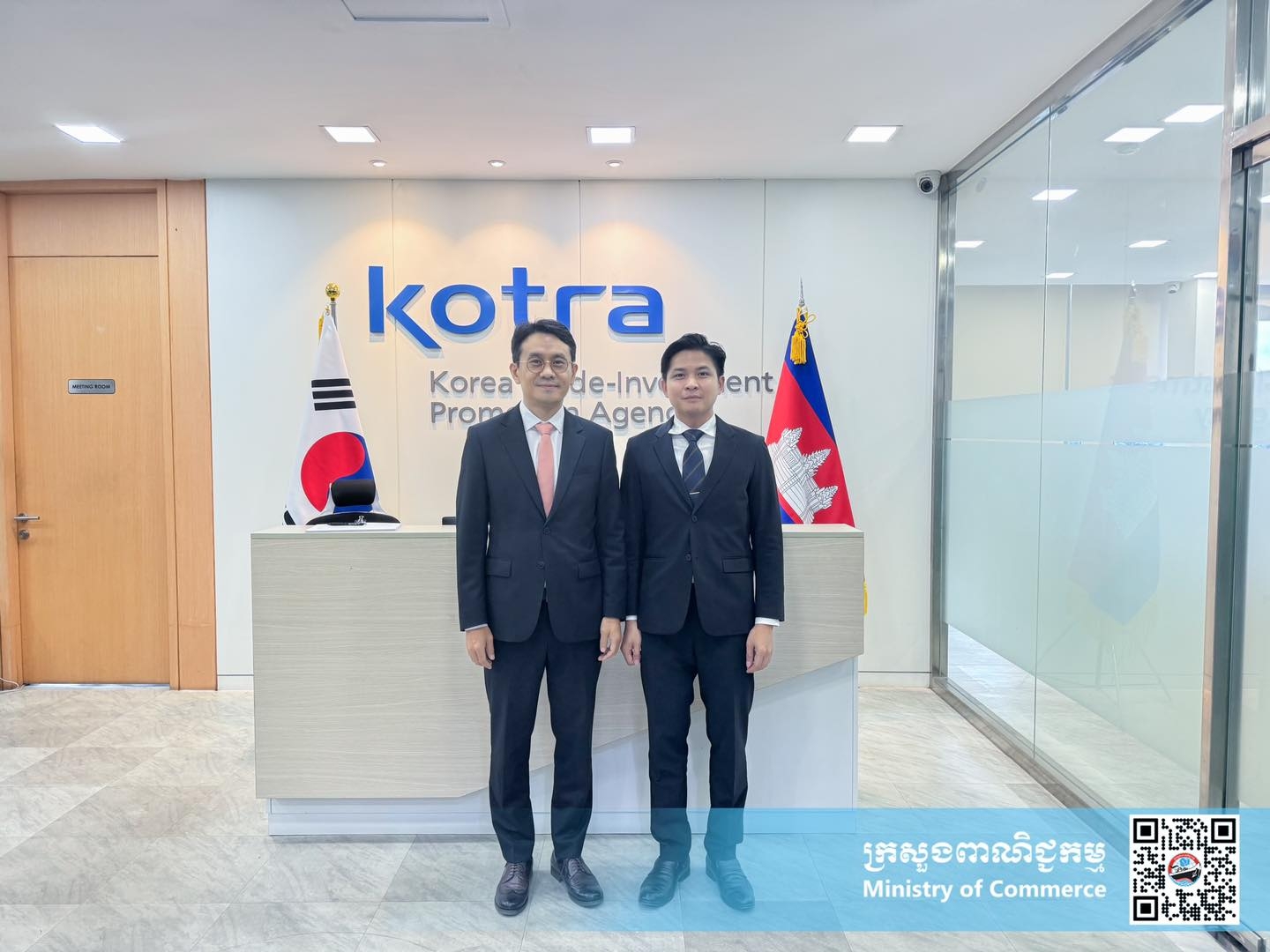 ឯកឧត្ដម សំហេង បូរ៉ា រដ្ឋលេខាធិការក្រសួងពាណិជ្ជកម្ម បានជួបពិភាក្សាការងារជាមួយលោក Yun Hacheong អគ្គនាយកទីភ្នាក់ងារជំរុញពាណិជ្ជកម្ម និងវិនិយោគកូរ៉េ (KOTRA) ភ្នំពេញ និងសហការី