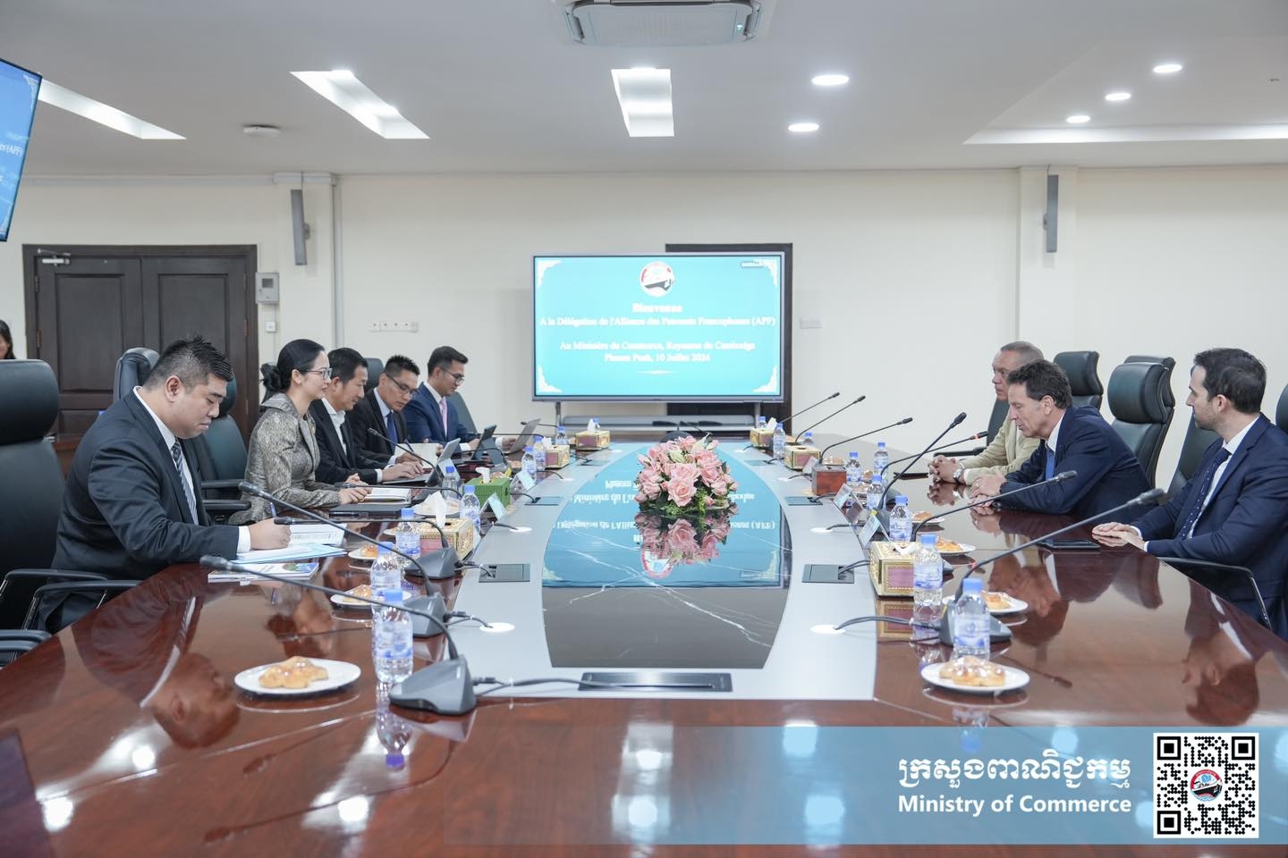 លោកជំទាវ ចម និម្មល រដ្ឋមន្ត្រីក្រសួងពាណិជ្ជកម្ម បានអនុញ្ញាតជូនលោក Geoffroy Roux de Bézieux ប្រធានសម្ព័ន្ធនិយោជកហ្រ្វង់កូហ្វូន (APF) និងគណៈប្រតិភូ ចូលជួបសម្ដែងការគួរសម និងពិភាក្សាអំពីវឌ្ឍនភាព និងកាលានុវត្តភាពនៃកិច្ចសហប្រតិបត្តិការទ្វេភាគី ក្នុងវិស័យពាណិជ្ជកម្ម និងវិនិយោគរវាងកម្ពុជា និងសមាជិកប្រទេសនិយាយភាសាបារាំង