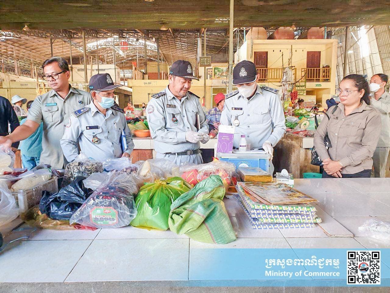 មន្ត្រីអធិការកិច្ចផ្នែកម្ហូបអាហារ នៃសាខា ក.ប.ប. តាមបណ្ដា រាជធានី-ខេត្ត បានបន្តអនុវត្តសកម្មភាពចុះអង្កេតទីផ្សារដើម្បីធានាការពារសុខុមាលភាពប្រជាពលរដ្ឋ